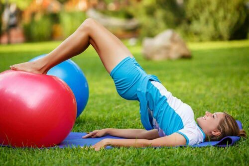 Stå i bro med treningsball.