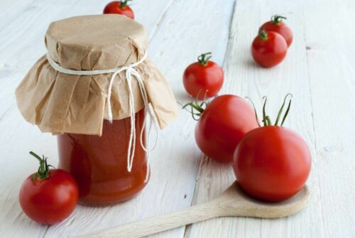 Hvorfor bør du tappe tomater på flaske og hvordan gjør du det?