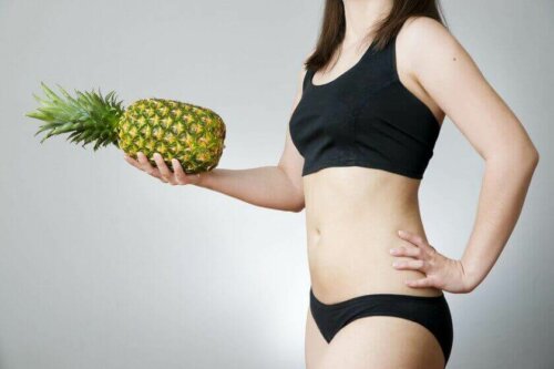 Å drikke ananasvann hjelper med å gå ned i vekt.