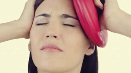 En kvinne med eksploderende hode-syndrom