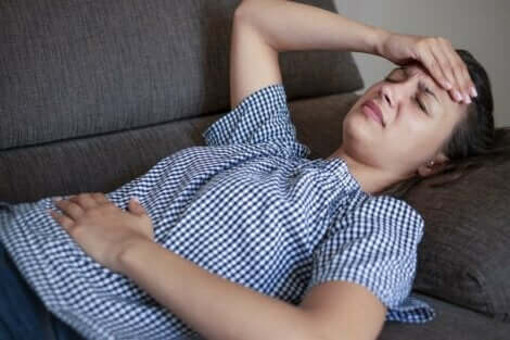 En kvinne med kvalme.