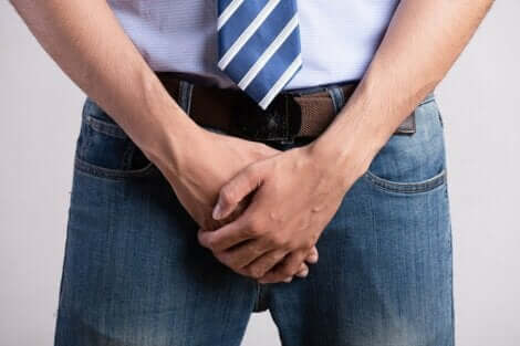 En mann som lider av smegma på grunn av fimose.