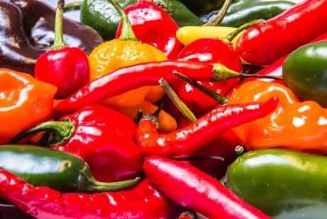 En mengde forskjellige chili.