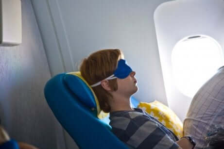 En person som sover på et fly