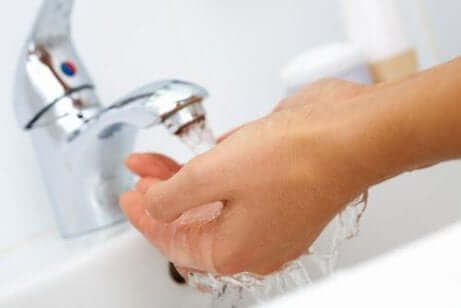 En person som vasker hendene