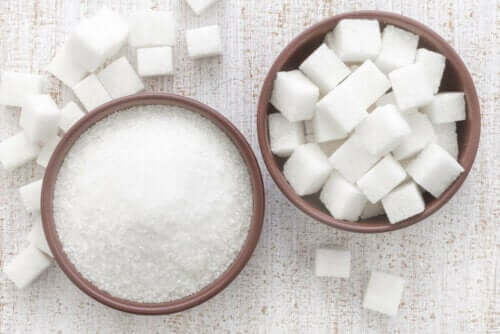 Hvitt sukker og hvite sukkerbiter.