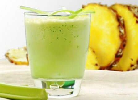 Juice av appelsin, ananas og mynte for å eliminere giftstoffer