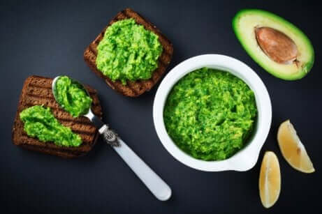 Pesto, avokado og guacamole på brød.