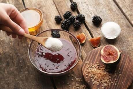 Skrubb med bjørnebær, kokos og brunt sukker