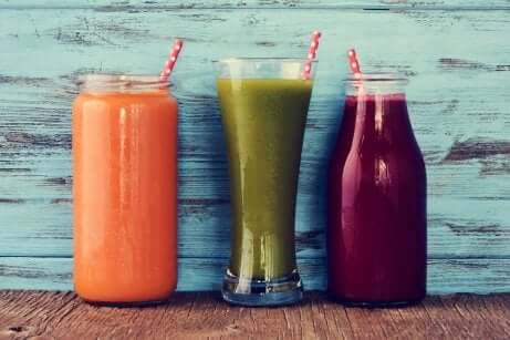 Smoothie av rødbeter, eple og mandarin