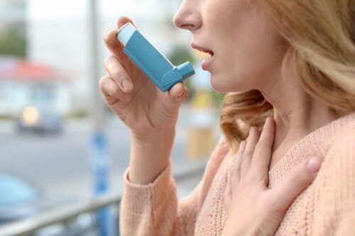En kvinne som bruker en inhalator