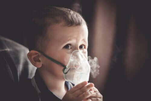 Et barn med oksygenmaske på
