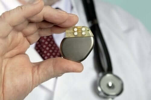 En lege som holder en pacemaker