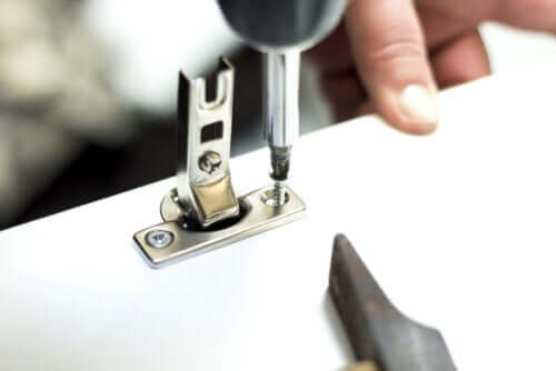 En person som fjerner et hengsel