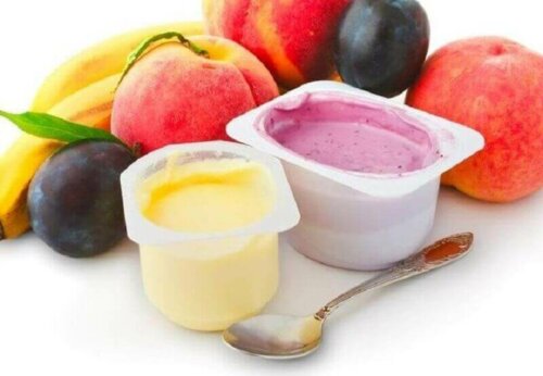 Forskjellige typer yoghurt og frukt
