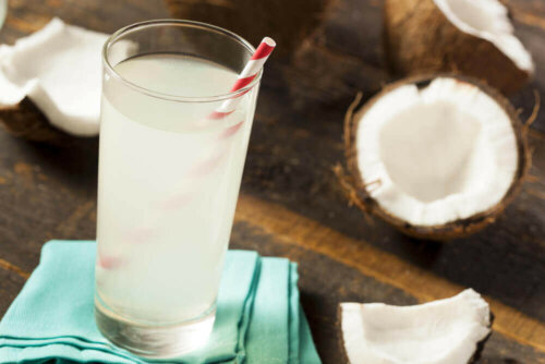 Glass med kokosnøttvann.