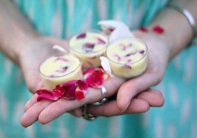 Hvordan lager man en fuktighetsgivende leppepomade hjemme?