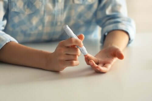 En person med diabetes som sjekker blodsukkeret sitt