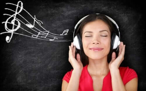En kvinne som hører på musikk