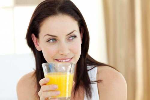 Kvinne som drikker juice.