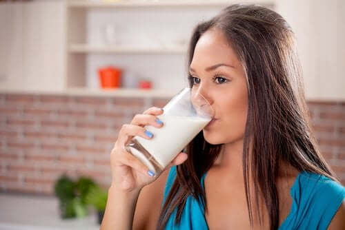 Kvinne som drikker melk.