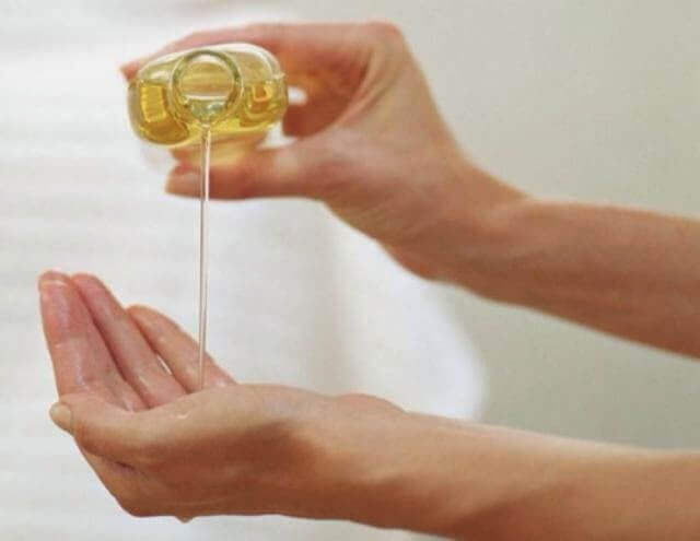 forbedre huden på hendene dine med mandelolje