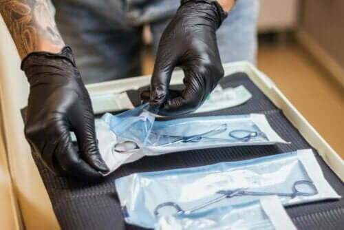 En person som håndterer steriliserte verktøy
