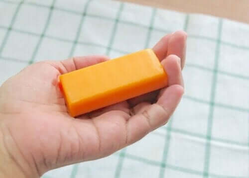 En person som holder en boks