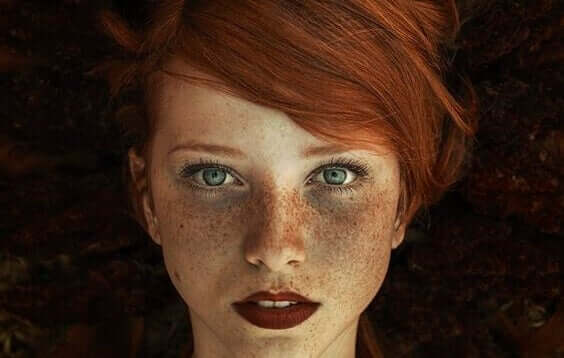 kvinne med rød leppestift