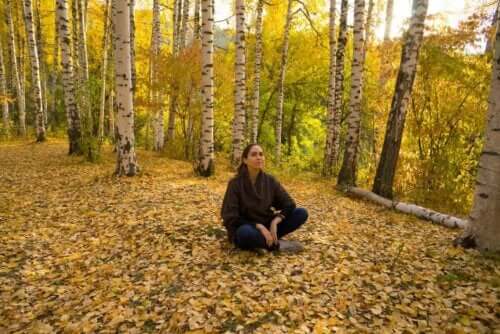 En kvinne som sitter i skogen