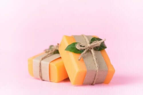 To såpestykker med en pen innpakning.