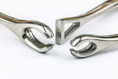 Tre verktøy som brukes til piercing