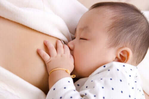 Amming og immunforsvaret til den nyfødte