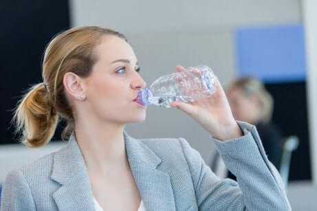 En kvinne som drikker vann