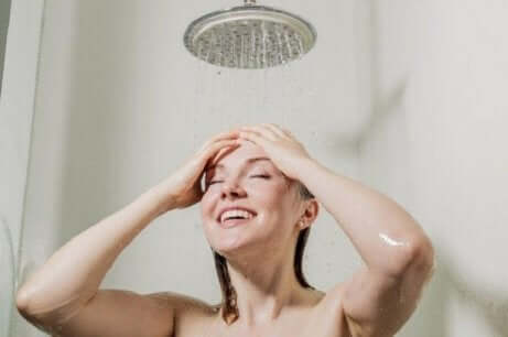 En kvinne som dusjer