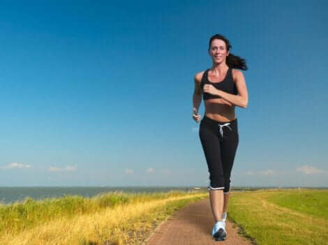 En kvinne som løper nær havet.