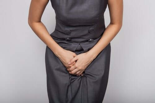 En kvinne som må på do.