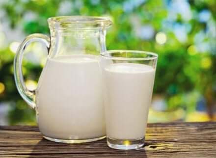 En mugge og et glass med råmelk