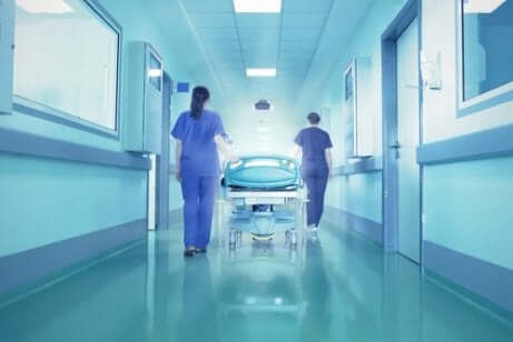 En person blir trillet inne på et sykehus