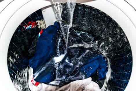 En vaskemaskin som vasker klær.