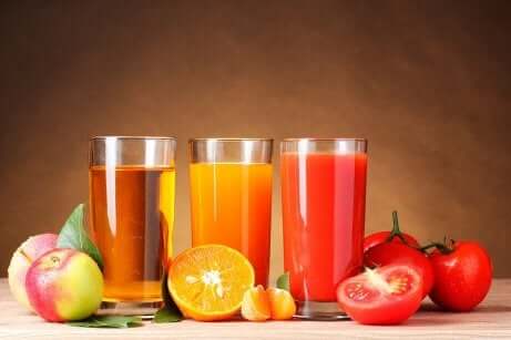 Fruktjuice i forskjellige farger