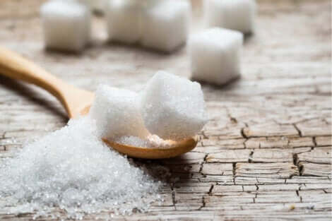 Hvite sukkerbiter på et bord.