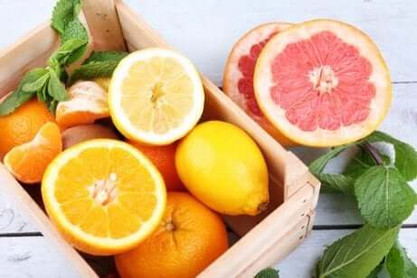 Sitrusfrukter i en trekasse