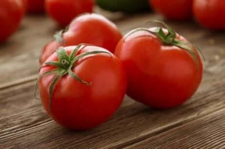 Tomater som ligger på et bord