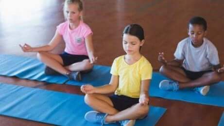 Tre barn som praktiserer mindfulness for barn