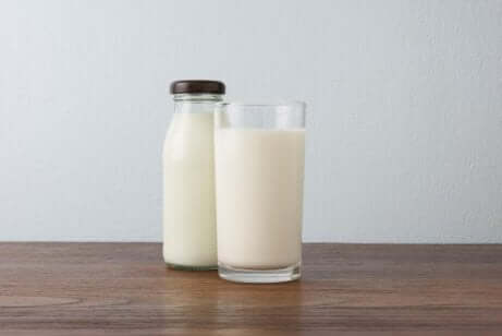 et glass og en flaske med melk