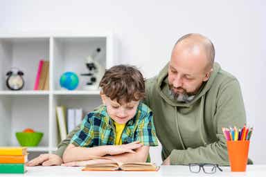En far som gjør lekser med sønnen