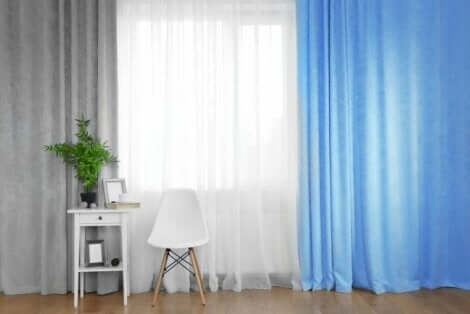 grå, hvite og blå gardiner i samme rom.
