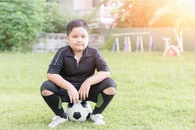Et barn som spiller fotball
