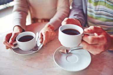 Et par som drikker kaffe
